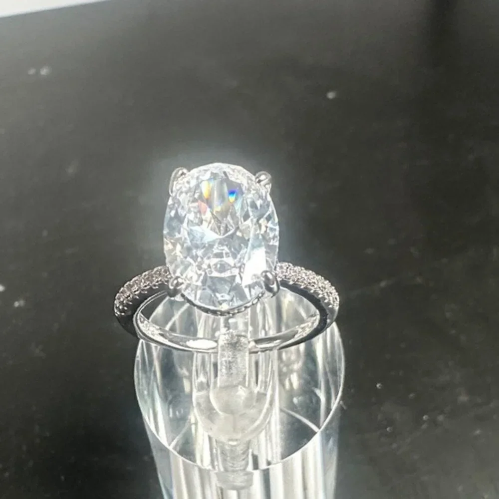 Fashion Jewelry Silver Sparkling Ring Size 8
